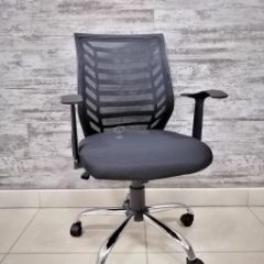 Кресло Barneo K-138 для персонала (черная ткань черная сетка) в Верхней Салде - verhnyaya-salda.mebel24.online | фото