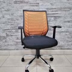 Кресло Barneo K-138 для персонала (черная ткань оранжевая сетка) в Верхней Салде - verhnyaya-salda.mebel24.online | фото